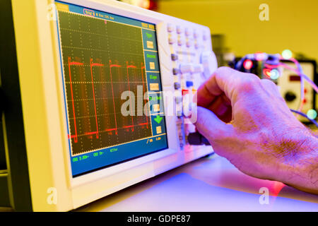 À l'aide de l'oscillographe laboratoire électronique Banque D'Images