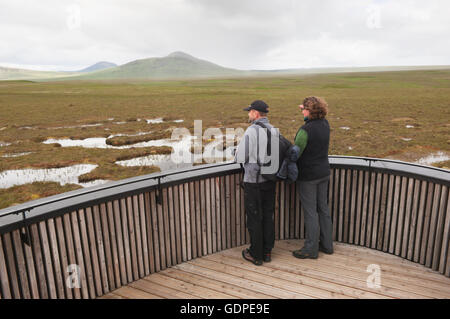 Visiteurs à la tour d'observation sur la réserve RSPB Forsinard - Sutherland, de l'Écosse. Banque D'Images