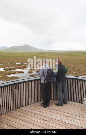 Visiteurs à la tour d'observation sur la réserve RSPB Forsinard - Sutherland, de l'Écosse. Banque D'Images