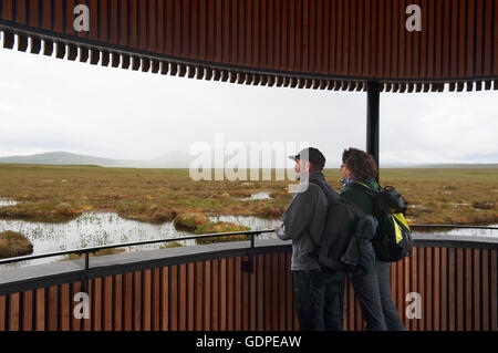 Visiteurs à la tour d'observation sur la réserve RSPB Forsinard - Sutherland, de l'Écosse. Banque D'Images