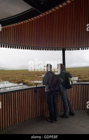 Visiteurs à la tour d'observation sur la réserve RSPB Forsinard - Sutherland, de l'Écosse. Banque D'Images