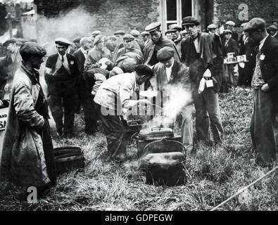 JARROW MARS Octobre 1936. Les hommes au chômage à partir du nord-est de la ville de Tyneside Jarrow prendre une pause pour préparer des aliments pendant leur marche à Londres Banque D'Images