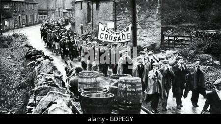 JARROW MARS Octobre 1936. Les hommes au chômage à partir du nord-est de la ville de Tyneside Jarrow sur leur marche à Londres dirigé par un petit groupe d'harmonicas. Banque D'Images
