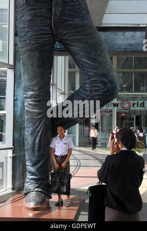 Les gens près de la le centre commercial MBK près du Siam Square dans la ville de Bangkok en Thaïlande en Southeastasia. Banque D'Images