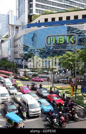 Le centre commercial MBK et le trafic sur une route près de la Siam Square dans la ville de Bangkok en Thaïlande en Southeastasia. Banque D'Images