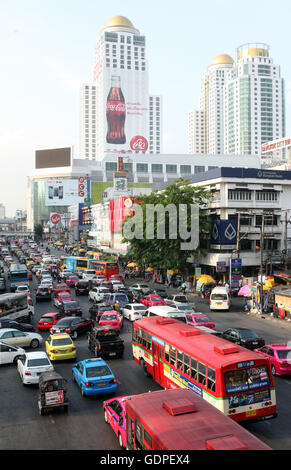 Le trafic sur une route près de la Siam Square dans la ville de Bangkok en Thaïlande en Southeastasia. Banque D'Images