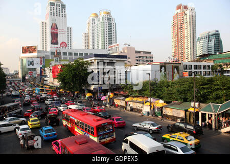 Le trafic sur une route près de la Siam Square dans la ville de Bangkok en Thaïlande en Southeastasia. Banque D'Images