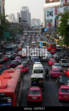 Le trafic sur une route près de la Siam Square dans la ville de Bangkok en Thaïlande en Southeastasia. Banque D'Images