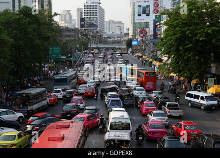 Le trafic sur une route près de la Siam Square dans la ville de Bangkok en Thaïlande en Southeastasia. Banque D'Images