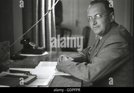 Années 1930, historiques, Konrad Henlein à son bureau. Henlein était le premier homme politique allemand des Sudètes en Tchécoslovaquie en ce moment. Banque D'Images