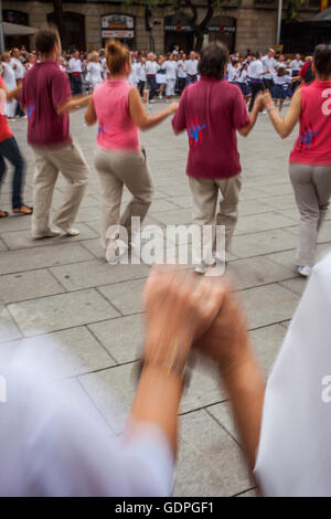 'Sardanes' (danse traditionnelle catalane), dans l'Avenue au cours de la Catedral Merce Festival. Barcelone. La Catalogne. Espagne Banque D'Images