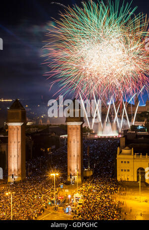 D'artifice à Plaza de España au cours de la Merce Festiva, Barcelone. La Catalogne. Espagne Banque D'Images
