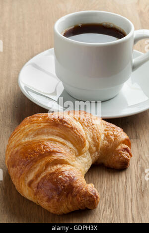 Fresh baked french croissant et café pour le petit déjeuner Banque D'Images