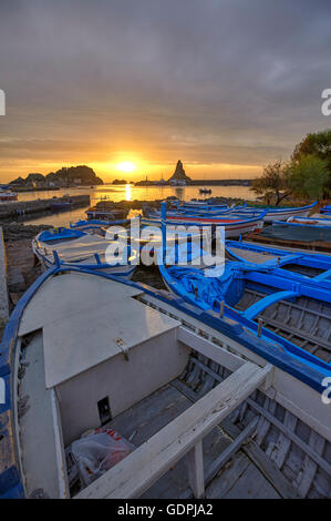 Le petit port de Aci Trezza, Sicile, Italie Banque D'Images