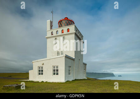 Après-midi d'été à Dyrhólaey phare, le sud de l'Islande. Banque D'Images