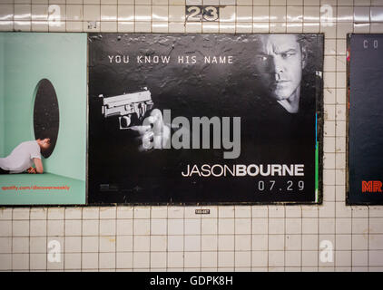 La publicité pour la superproduction de l'été 'Jason Bourne' avec Matt Damon dans le métro de New York le vendredi, Juillet 15, 2016. 'Girls' créateur Lena Dunham a préconisé la dégradation d'affiches pour le film par coupure d'arme. (© Richard B. Levine) Banque D'Images