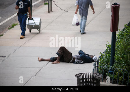 Une personne sans-abri dort sur le trottoir dans le quartier de Chelsea, New York le mercredi, Juillet 3, 2016. (© Richard B. Levine) Banque D'Images