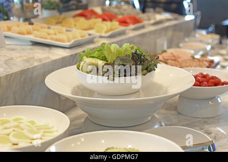 L'alimentation saine, les légumes salades buffet restaurant en ligne sur Banque D'Images