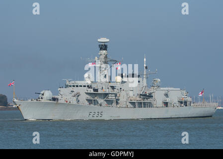 Le navire de guerre de la Marine royale britannique HMS Monmouth (F235) une frégate Type 23 quitter Portsmouth (Royaume-Uni), le Jour du Commonwealth, le 14 mars 2016. Banque D'Images