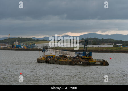 Ponton en pontée avec grue à bord, Firth of Forth, à l'égard Rosyth, Fife, Scotland, UK, Banque D'Images