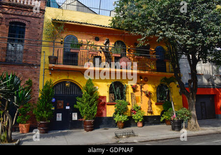 Bâtiment dans le quartier Colonia Roma de Mexico. En stuc peint en jaune. Banque D'Images