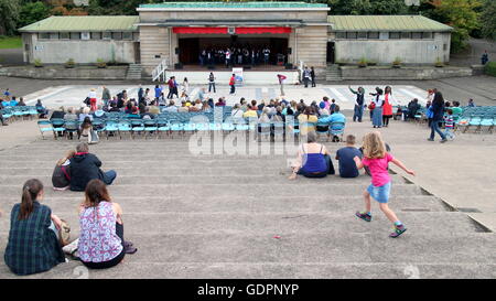 Les artistes interprètes ou exécutants et des scènes de jeunes filles jouant de l'Edinburgh Festival Fringe festival de rue parrainé vierge Edinburgh, Royaume-Uni Banque D'Images