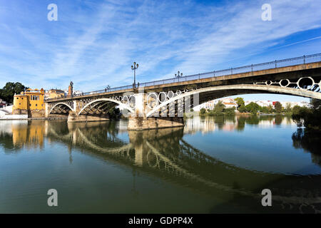 Vue sur le pont de Triana, sur la rivière Guadalquivir à Séville, Espagne Banque D'Images
