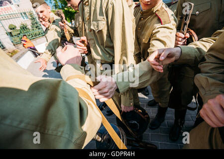 Le groupe de gars, des cadets de l'école des cadets de l'état de Gomel en uniforme des soldats soviétique de Russie, s'Arme de WW2. La préparation de F Banque D'Images