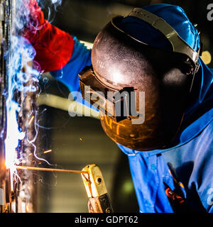 Soudeur travaillant dans l'industrie de l'équipement en acier de fabrication Banque D'Images
