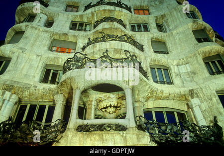 Barcelone : la Casa Milà (alias 'La Pedrera', 1906-1912) par Gaudí. Banque D'Images