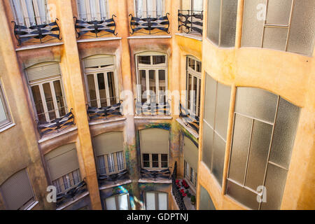 Vue sur la cour intérieure, La Pedrera, Casa Mila, Barcelone, Catalogne, Espagne Banque D'Images
