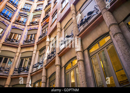 Vue sur la cour intérieure, La Pedrera, Casa Mila, Barcelone, Catalogne, Espagne Banque D'Images