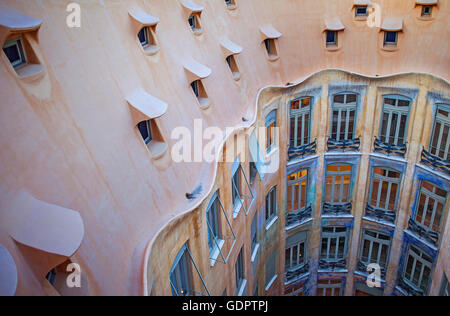 Vue sur la cour intérieure, La Pedrera, Casa Mila, Barcelone, Catalogne, Espagne Banque D'Images