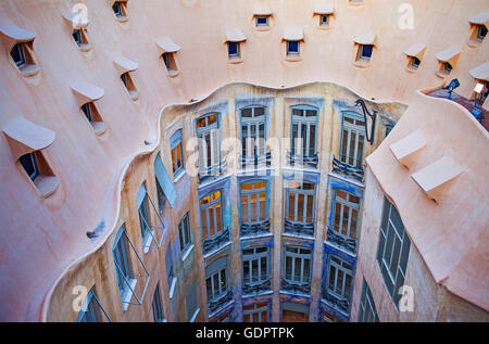Vue sur la cour intérieure, La Pedrera, Casa Mila, Barcelone, Catalogne, Espagne Banque D'Images