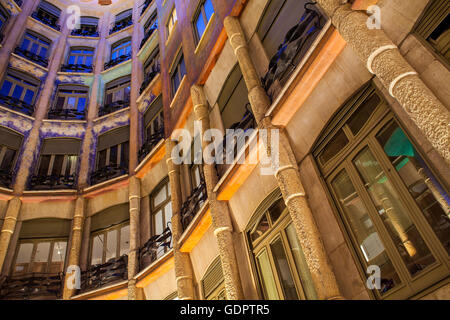 Vue sur la cour intérieure, La Pedrera, Casa Mila, Barcelone, Catalogne, Espagne Banque D'Images