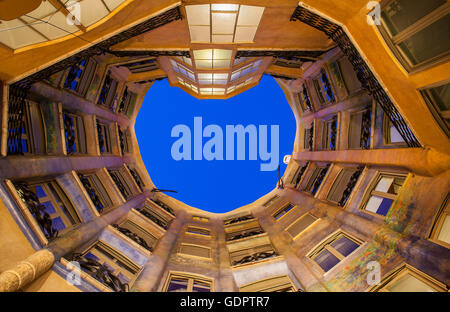 Vue sur la cour intérieure, La Pedrera, Casa Mila, Barcelone, Catalogne, Espagne Banque D'Images