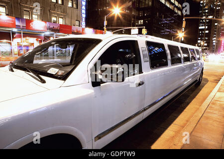 Limousine le long de la 5e avenue à New York City Banque D'Images