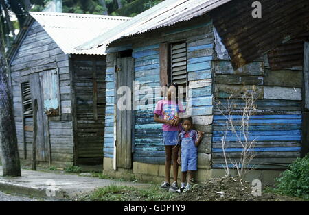 Un traditionnel en bois dans le village de Las Terrenas sur Samanaon en République Dominicaine dans la mer des Caraïbes en Amérique latine Banque D'Images