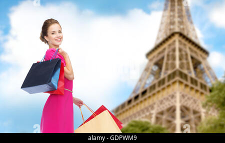 Woman with shopping bags sur paris tour eiffel Banque D'Images