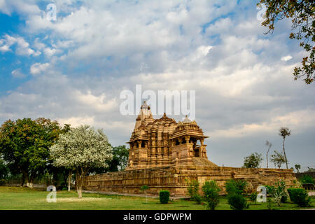 Chitragupta temple hindou contre ciel bleu - Khajuraho Madhya Pradesh, Inde Banque D'Images