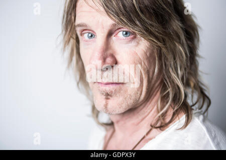Portrait d'un homme en studio Banque D'Images