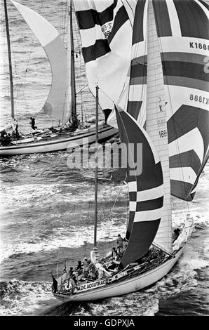 Nouvelles photos d'AJAX. 1977. SOLENT, en Angleterre. - Départ de course WHITBREAD - CLARE FRANCIS (GB) SKIPPÉ LE GRAND SPARKMAN & STEPHENS CONÇU 70 ketch de 12 M ACCUTRAC ADC. PHOTO:JONATHAN EASTLAND/AJAX REF:1977 007 Banque D'Images