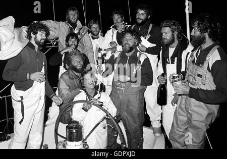 AJAXNETPHOTO. Avril 7th, 1982. GOSPORT, ENGLAND. RACE - FIN - PETER KUTTEL (CENTRE) SKIPPER DE YACHT SUD-AFRICAIN XARGO III QUI A TERMINÉ LA DERNIÈRE ÉTAPE DE LA COURSE DANS LES PREMIÈRES HEURES DU MATIN, célèbre AVEC L'équipage. PHOTO:JONATHAN EASTLAND/AJAX REF:8207041 11A Banque D'Images