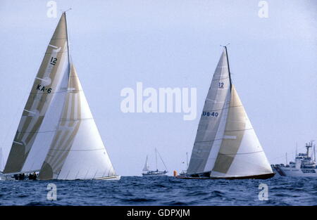 AJAXNETPHOTO. 1983. NEWPORT, RHODE ISLAND, USA. --AMERICA'S CUP - la liberté (US-40) conduit l'AUSTRALIE CHALLENGER II (KA-6). PHOTO:ADRIAN MORGAN/AJAX REF:HDD/YAR/LIBERTÉ   AUS 48 AMC 83. Banque D'Images