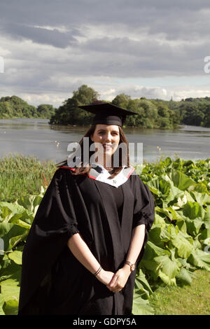 De jolies jeunes femmes en robe et chapeau sur sa graduation day Banque D'Images