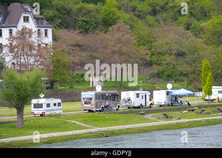 Les campeurs RV à côté de Nestlé pour le Rhin à St Goar, Allemagne. Banque D'Images