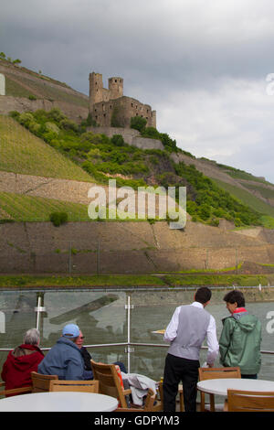 Le Château d'Ehrenfels, un château en ruine au-dessus des gorges du Rhin près de Rudesheim, Allemagne, comme vu de croisières Viking Ship Alruna. Banque D'Images