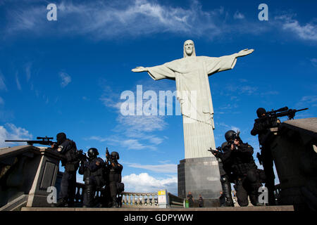 Le Rio de Janeiro de police spéciales BOPE faire une tactique de la formation dans le Christ le Rédempteur l'une des principales attractions touristiques Banque D'Images