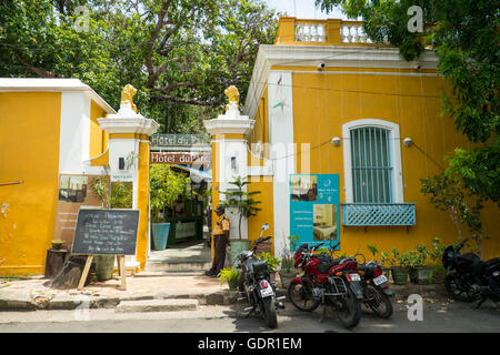 Une vieille maison, maintenant un café, à Pondichéry, peint en jaune vif. Banque D'Images