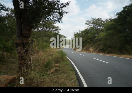 Belles routes qui serpentent à travers la campagne dans le sud de l'Inde Banque D'Images